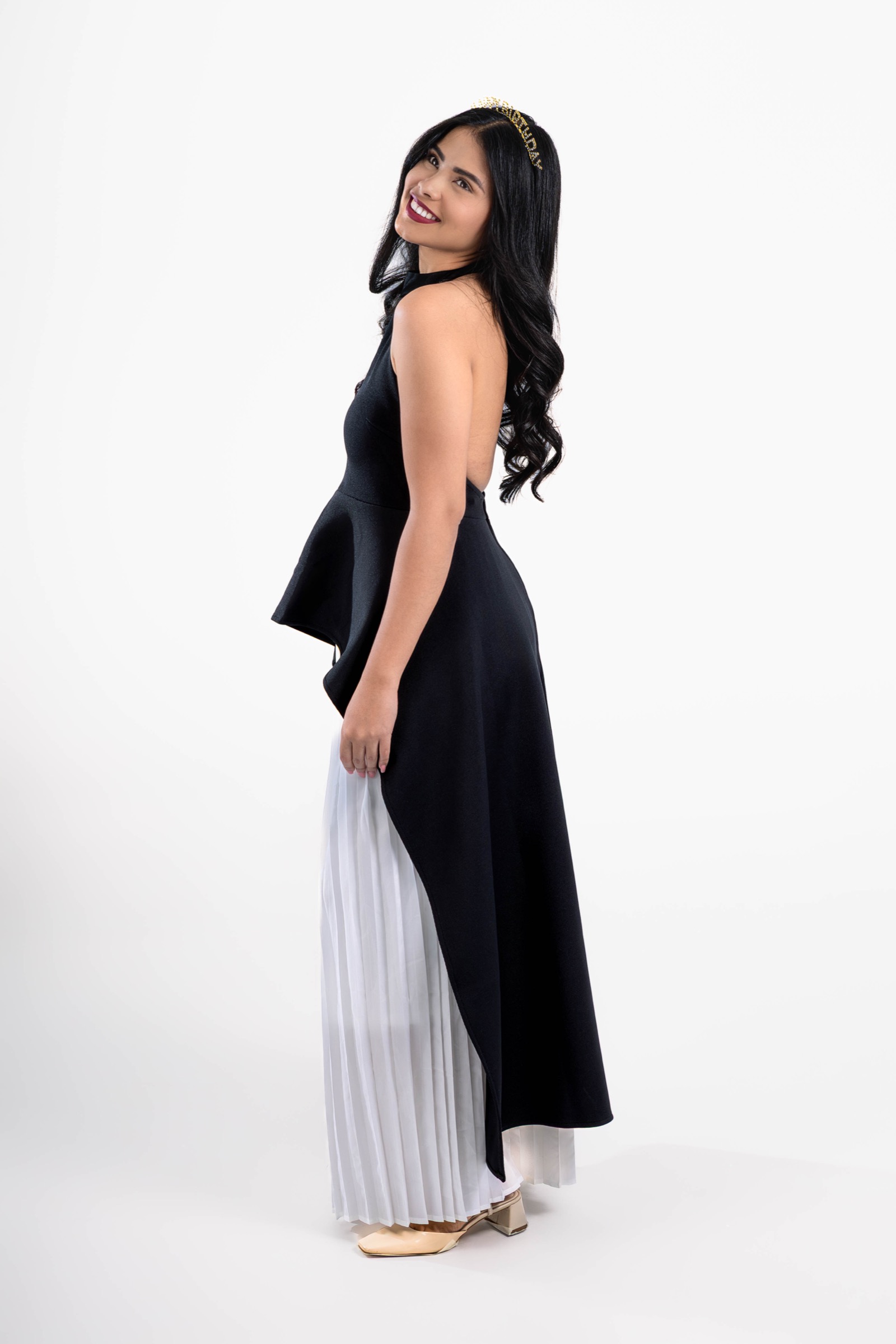 Retrato de perfil de una mujer con vestido negro y blanco en estudio