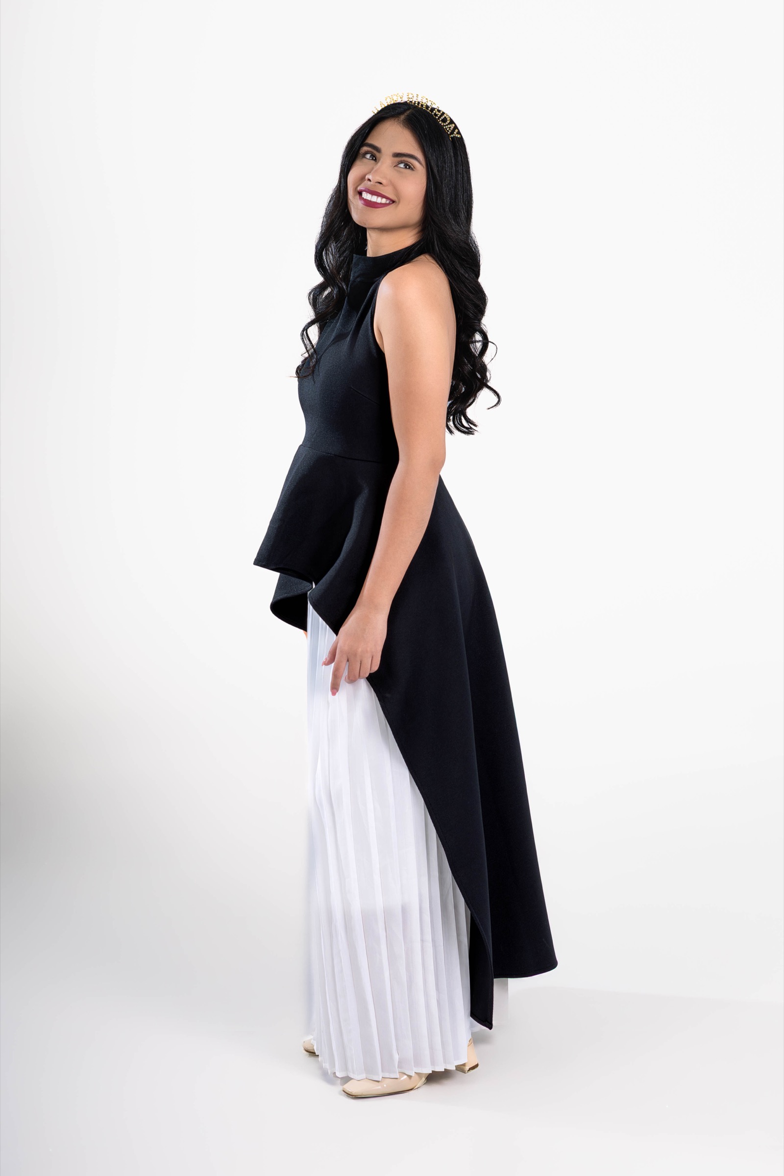 Retrato de una mujer con vestido negro y blanco en estudio