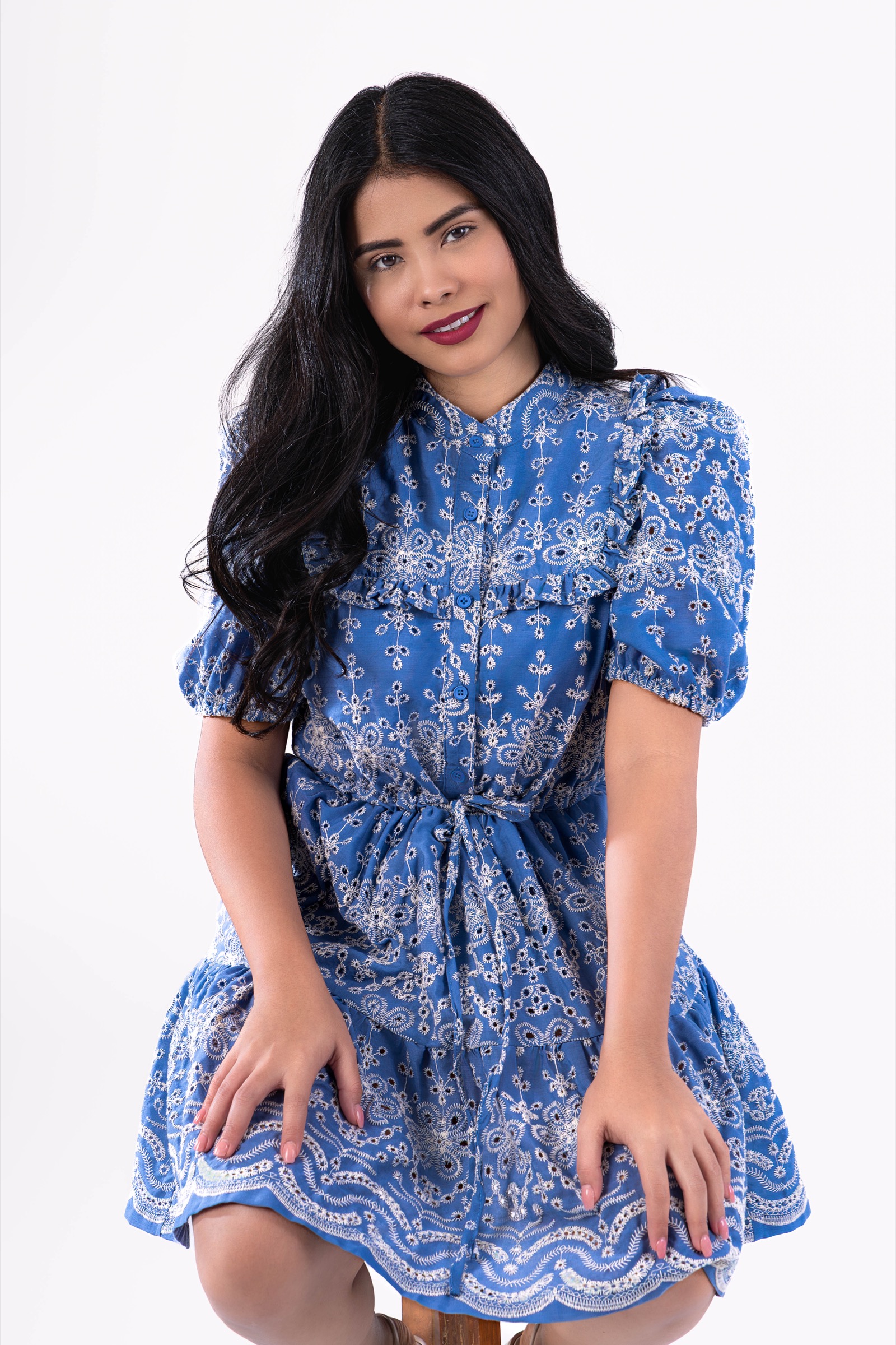 Retrato cercano de una mujer con vestido azul bordado