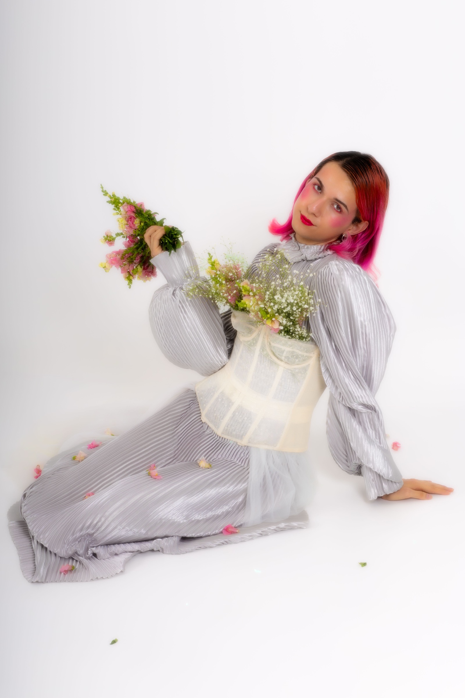 Retrato editorial de una persona con flores y vestuario claro
