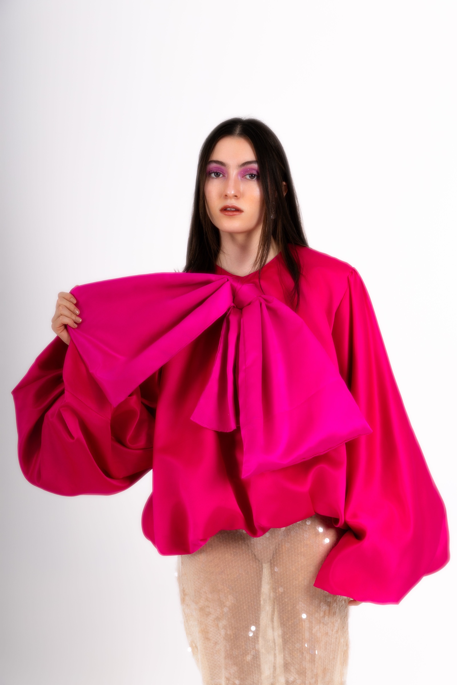Retrato editorial de una persona con vestuario rosa intenso