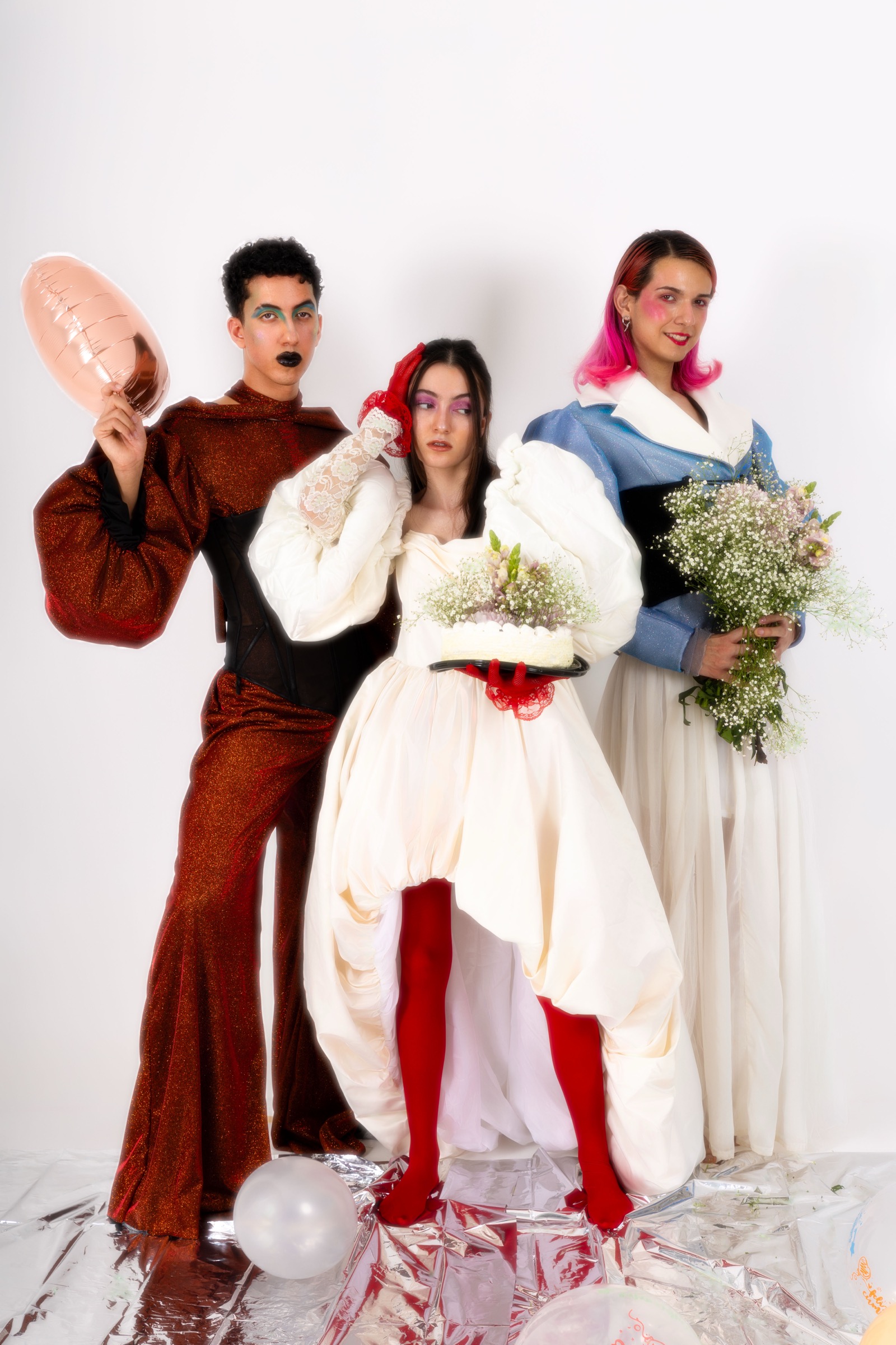 Retrato editorial de tres personas en una sesión de estudio