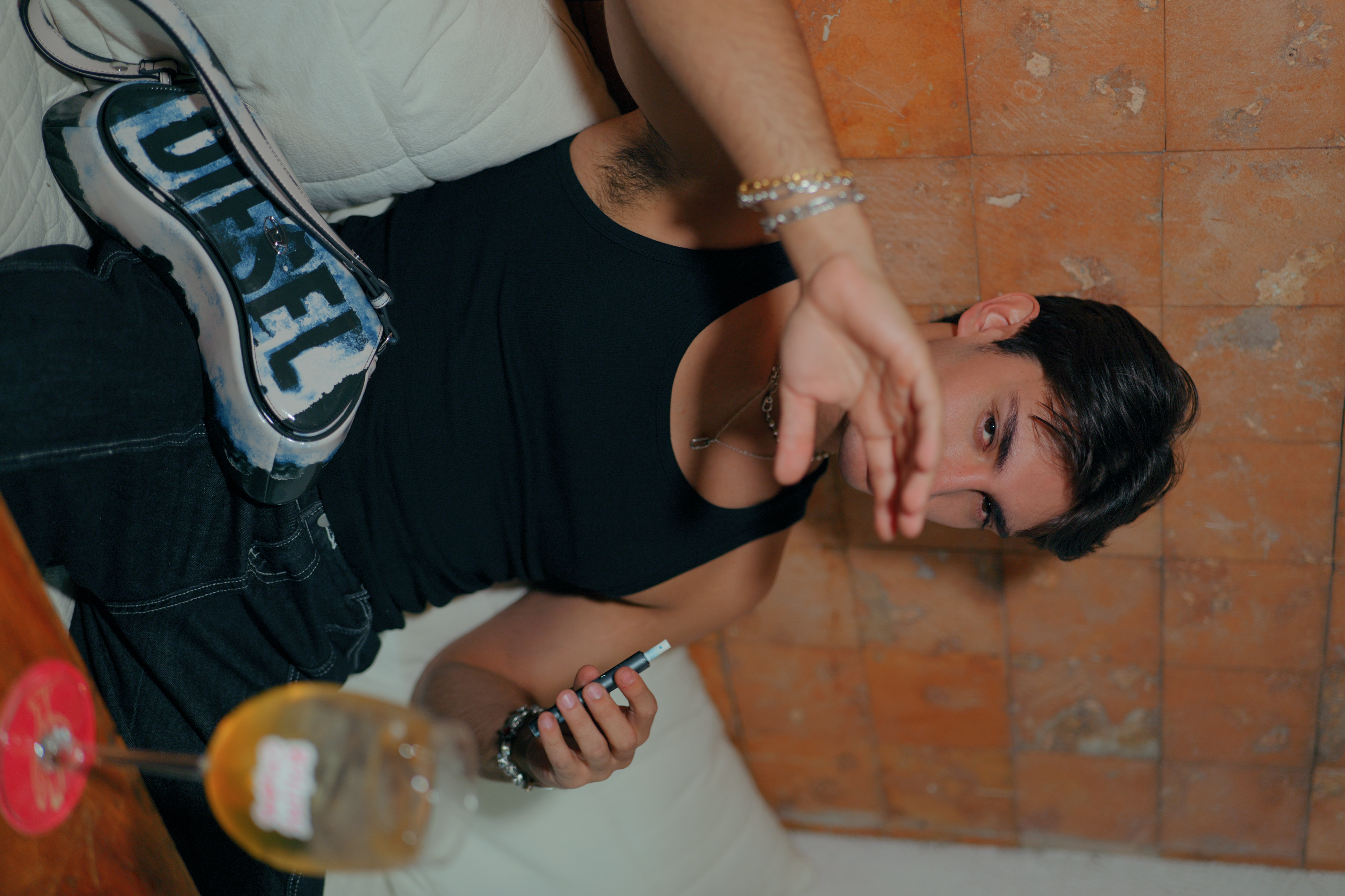 Retrato de un hombre con la mano frente al rostro