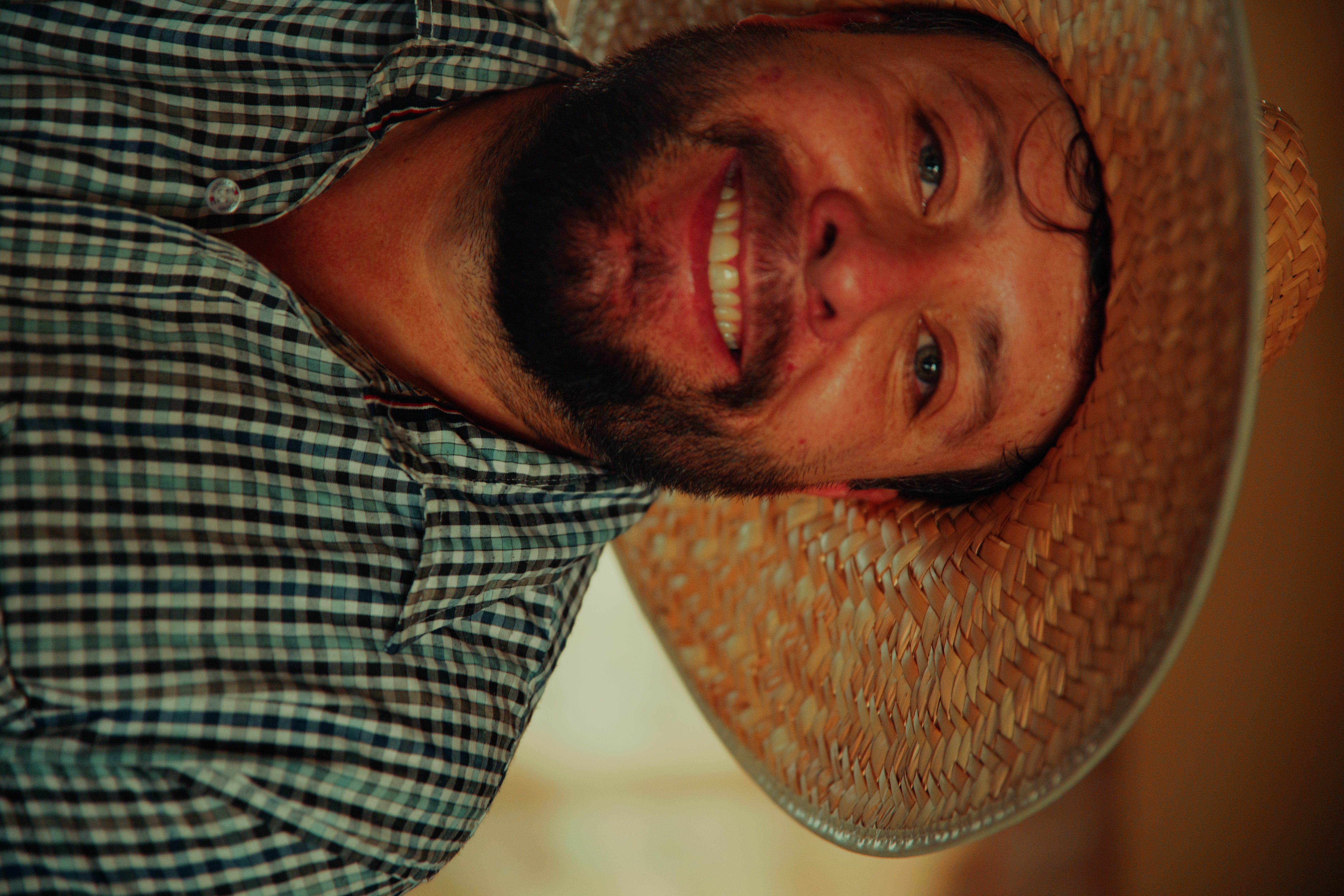 Retrato espontáneo de un hombre con sombrero de palma