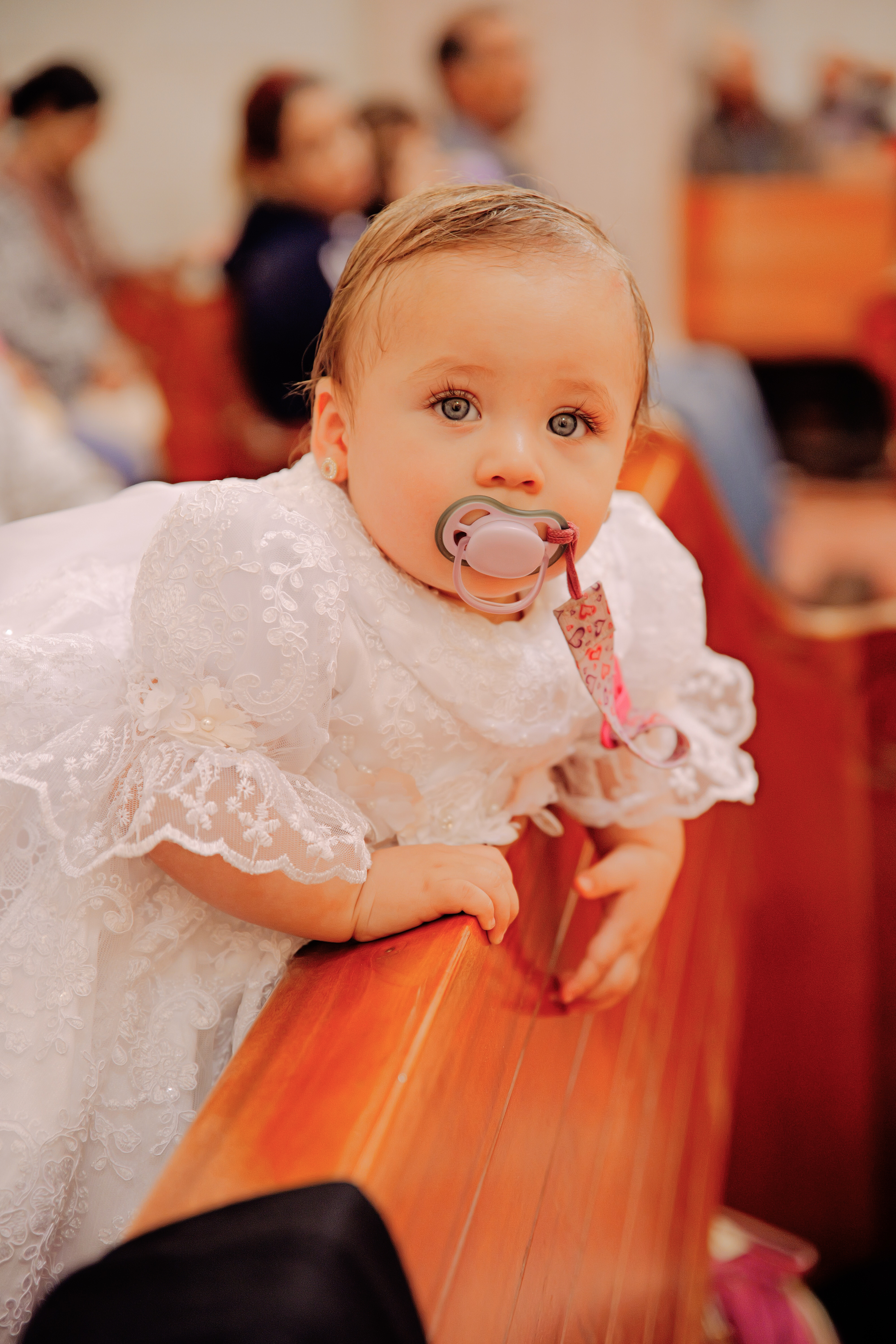 Retrato cercano de una bebé durante una celebración