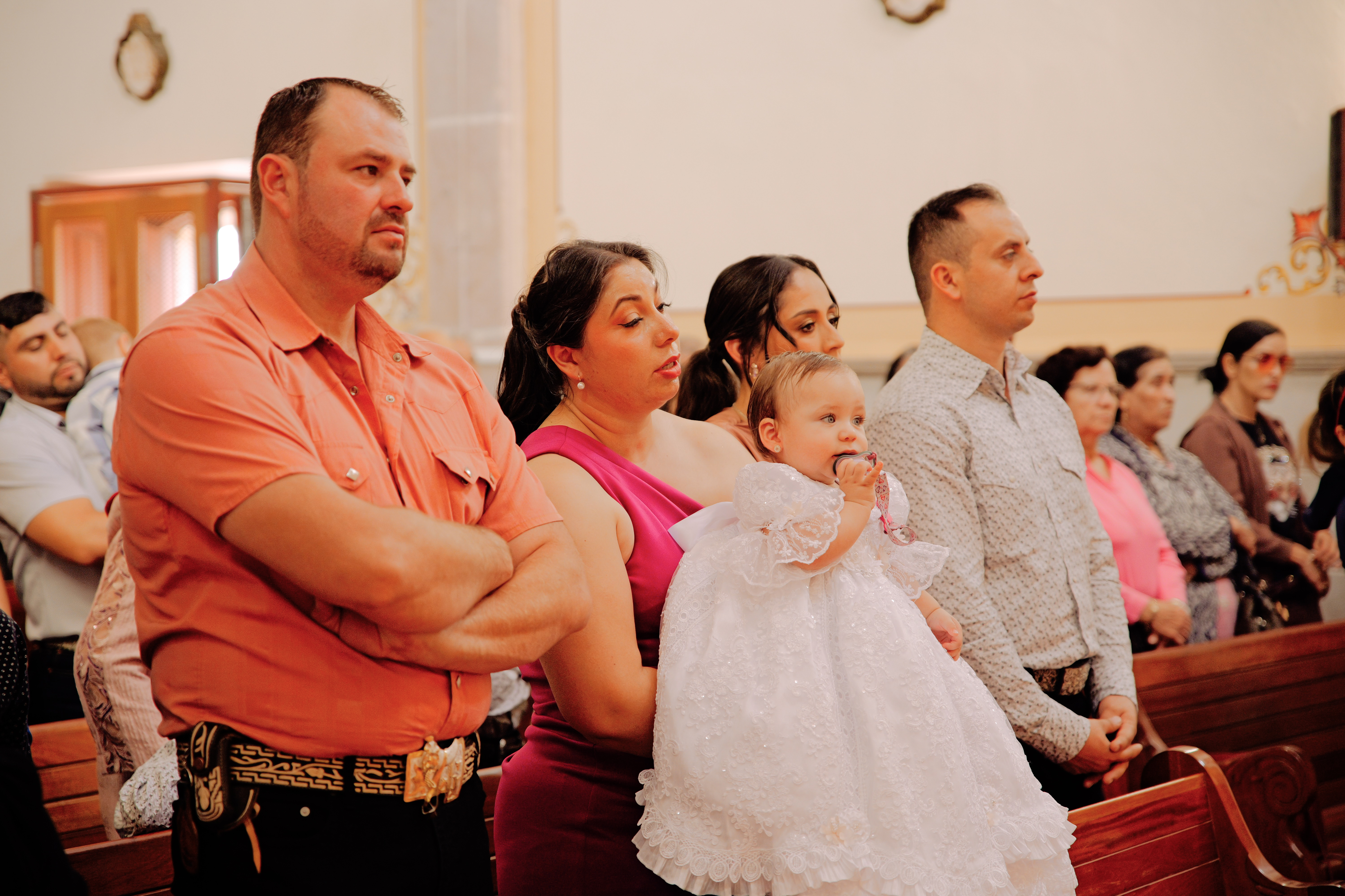 Familia reunida durante una ceremonia