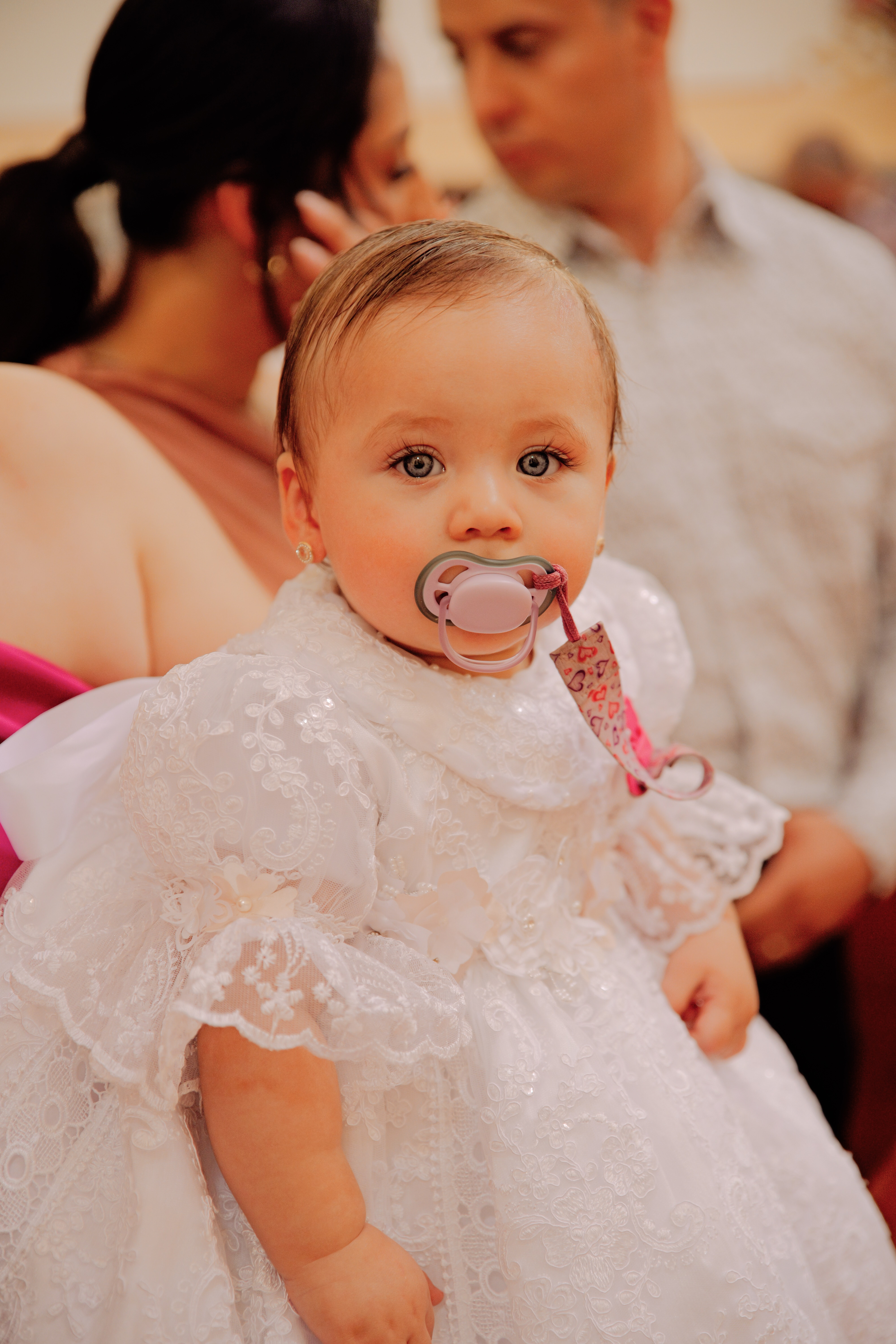 Retrato de una bebé durante una celebración familiar