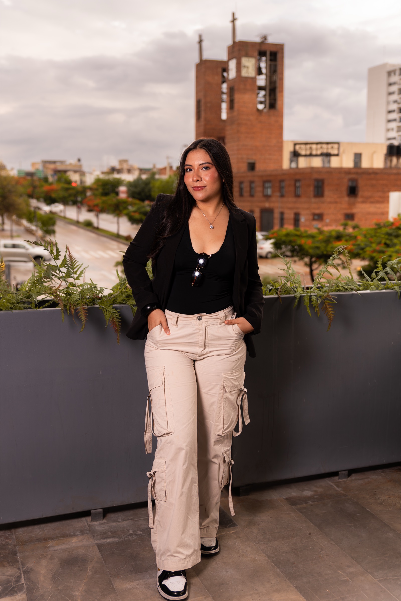 Retrato de una mujer frente a una arquitectura urbana