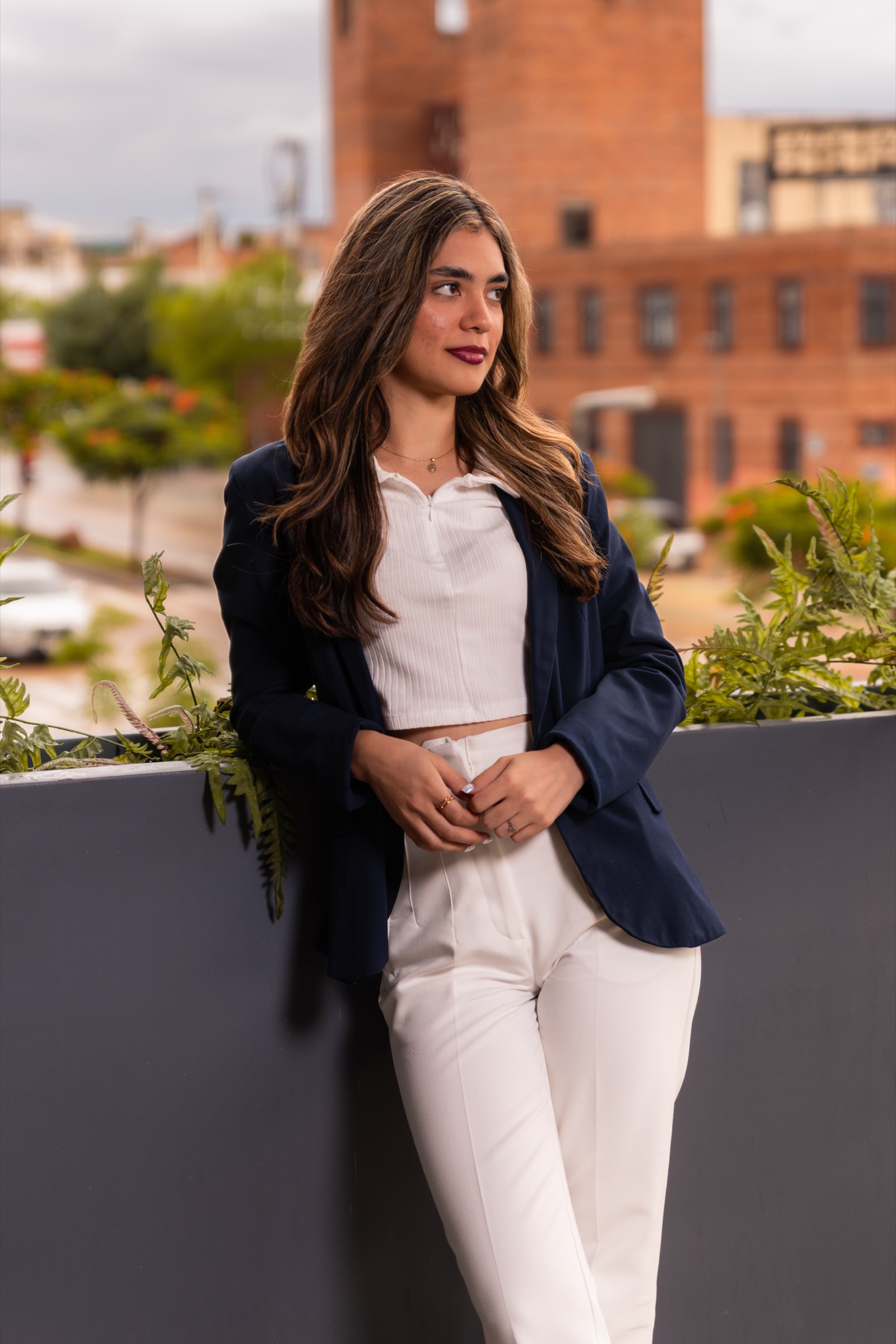 Retrato urbano de una mujer con blazer azul marino
