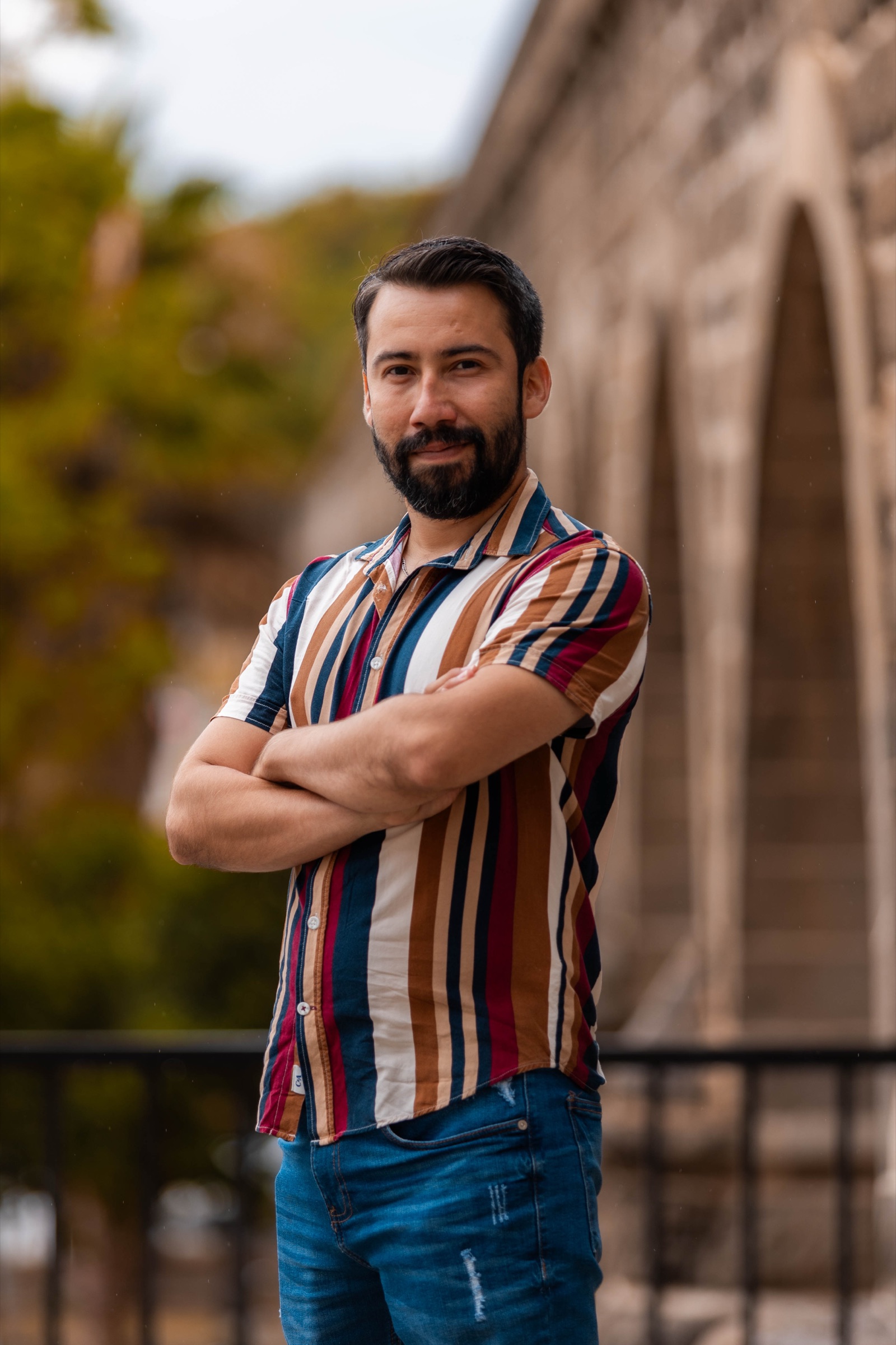Retrato de Jorge Castañeda frente a una arquitectura de piedra