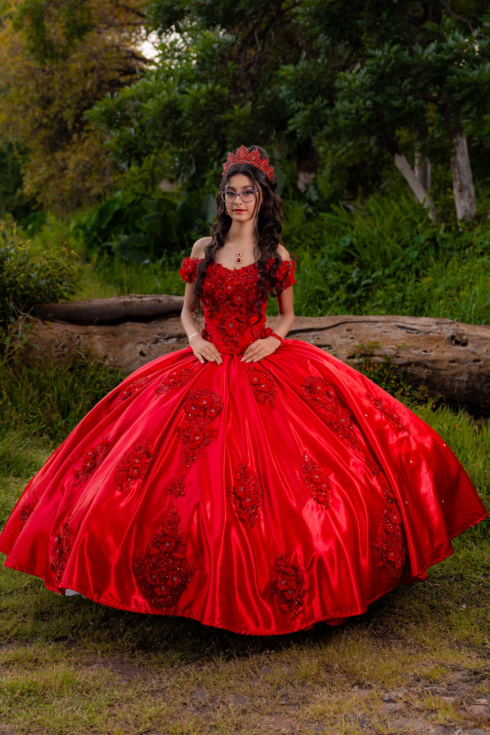 Retrato de una joven con vestido rojo frente a un paisaje verde