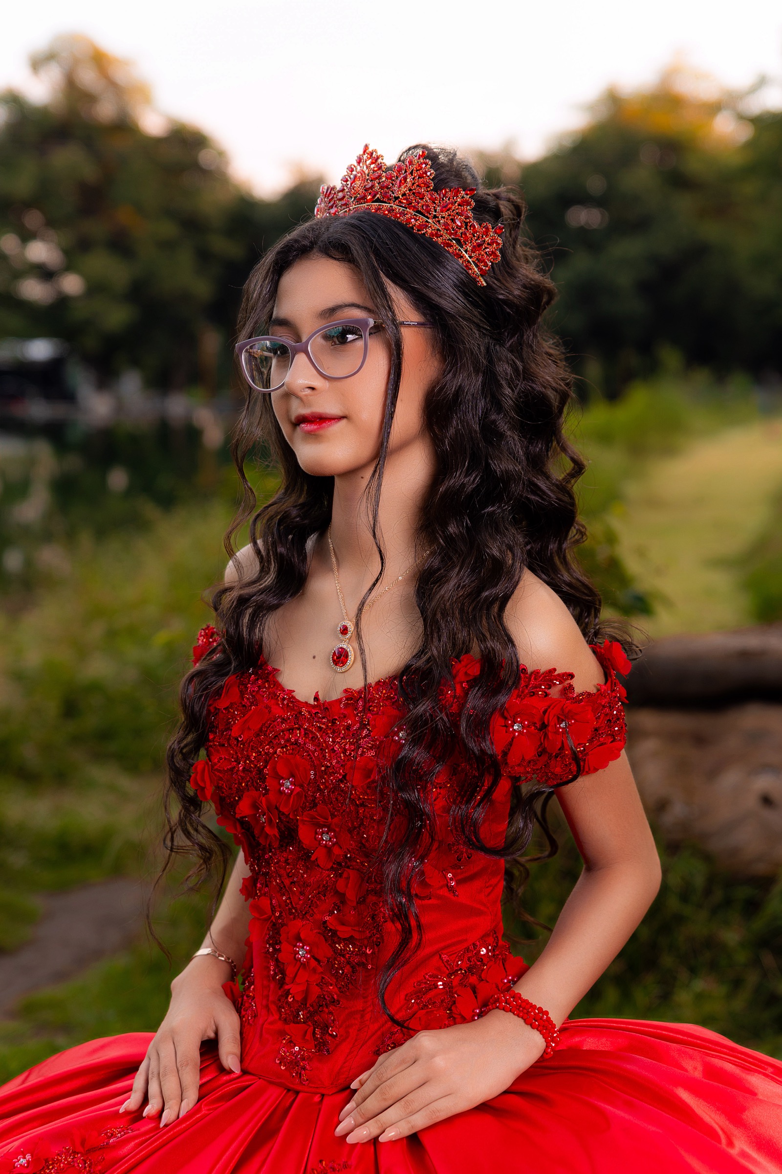 Retrato de quinceañera con vestido rojo y corona