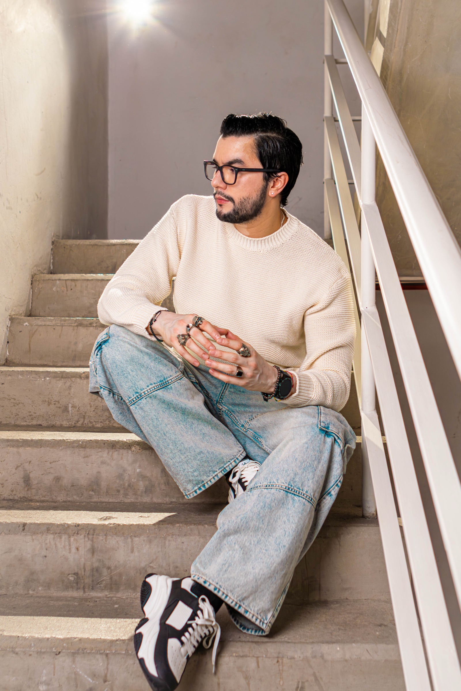 Retrato de Jorge Castañeda sentado en una escalera
