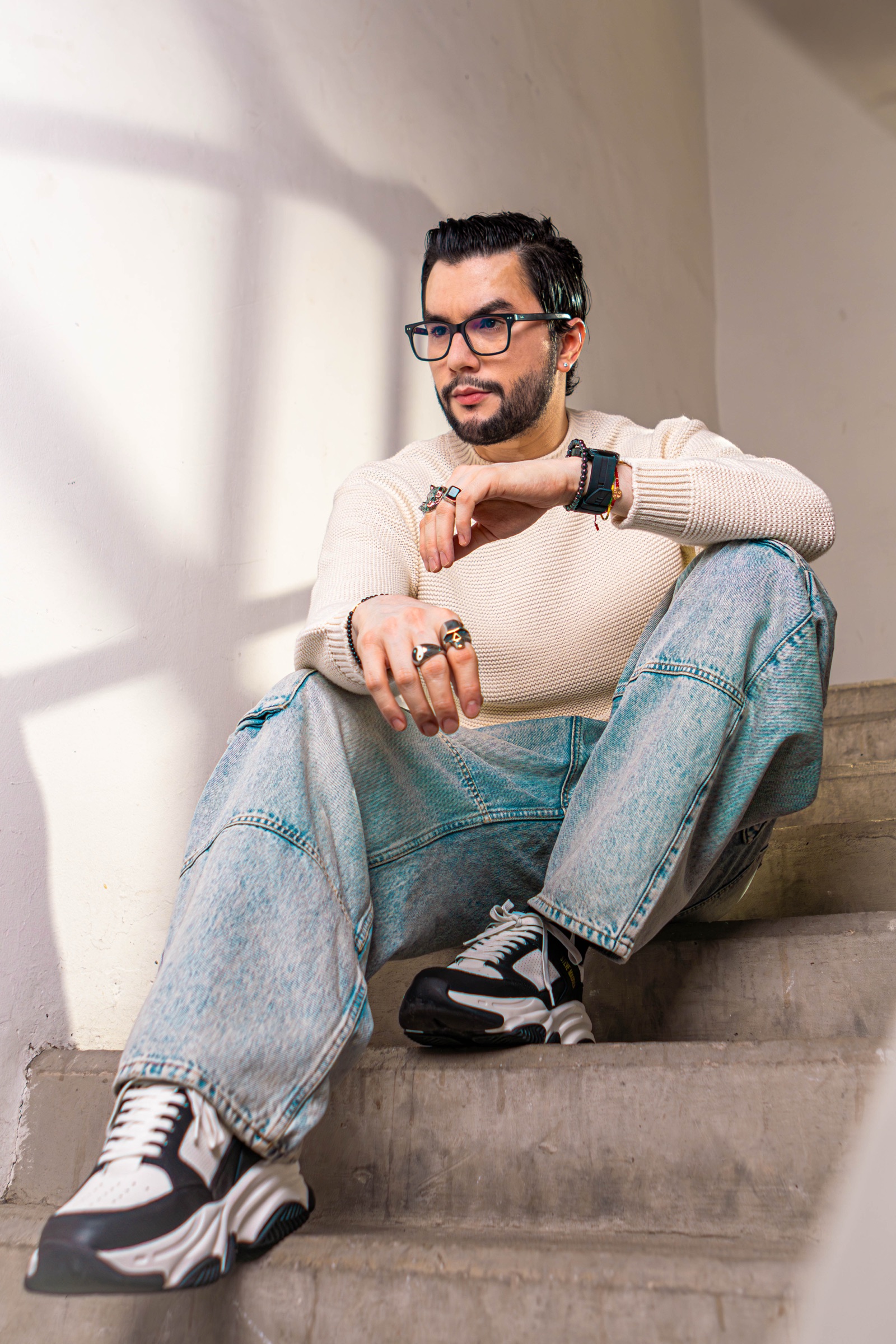 Retrato editorial de Jorge Castañeda con lentes y suéter claro