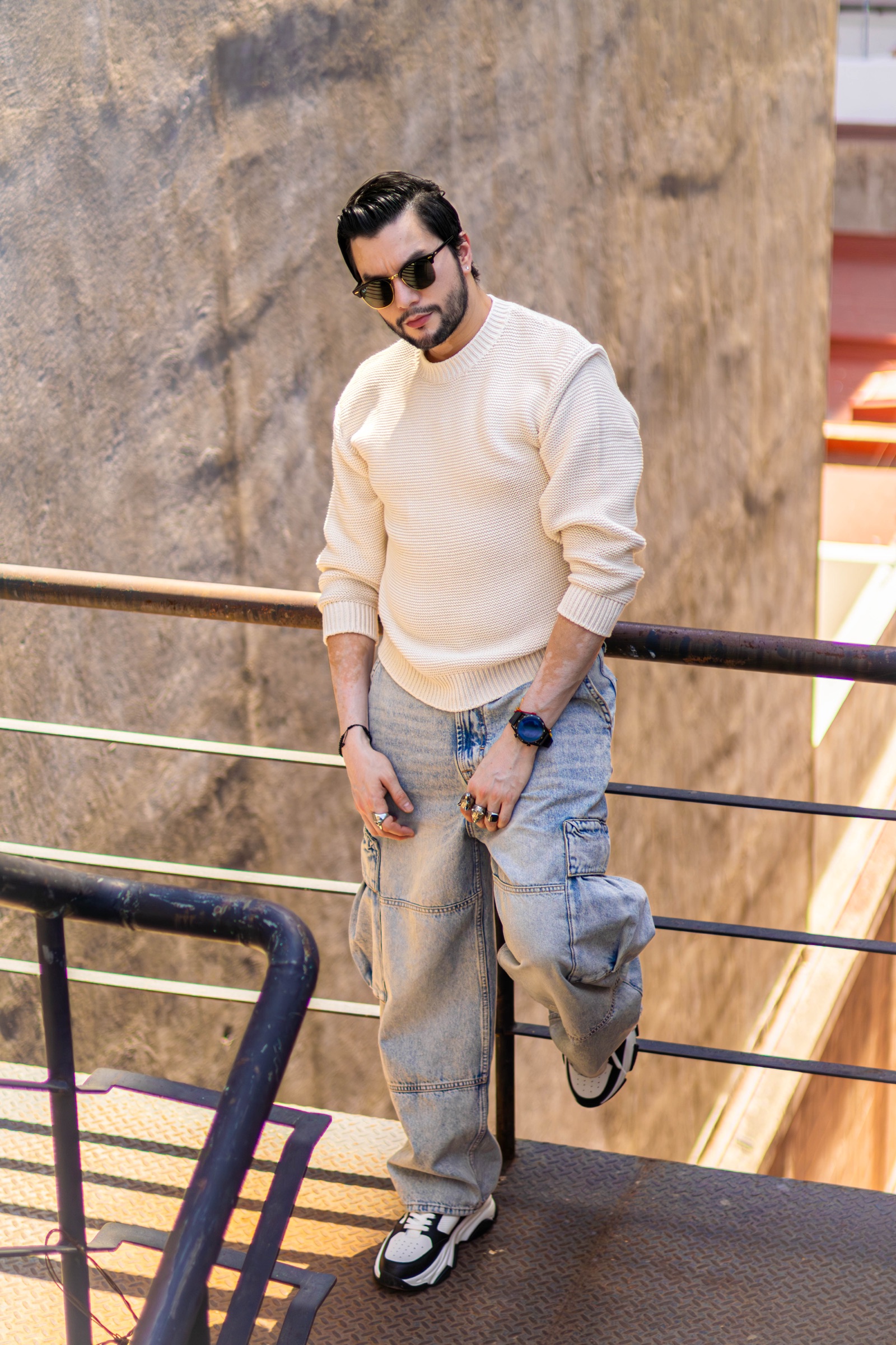 Retrato editorial de Jorge Castañeda con lentes oscuros