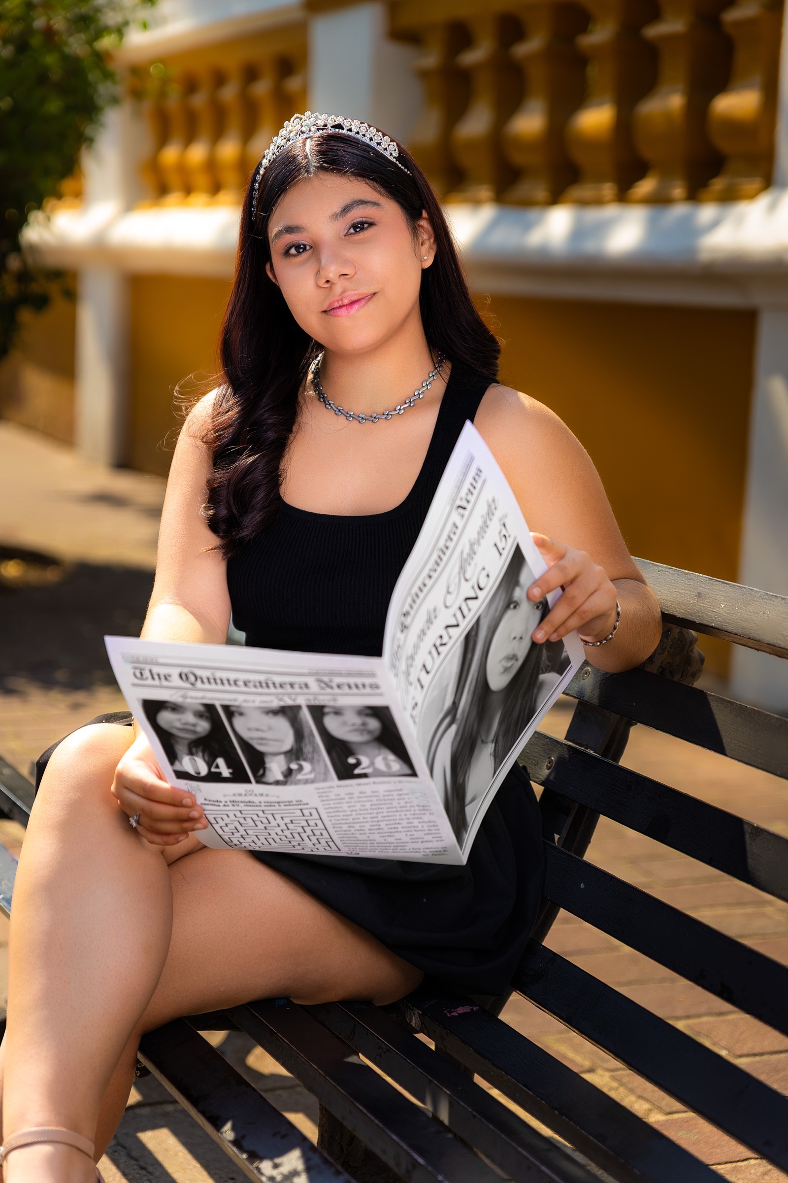 Retrato de una joven con corona y periódico en una celebración