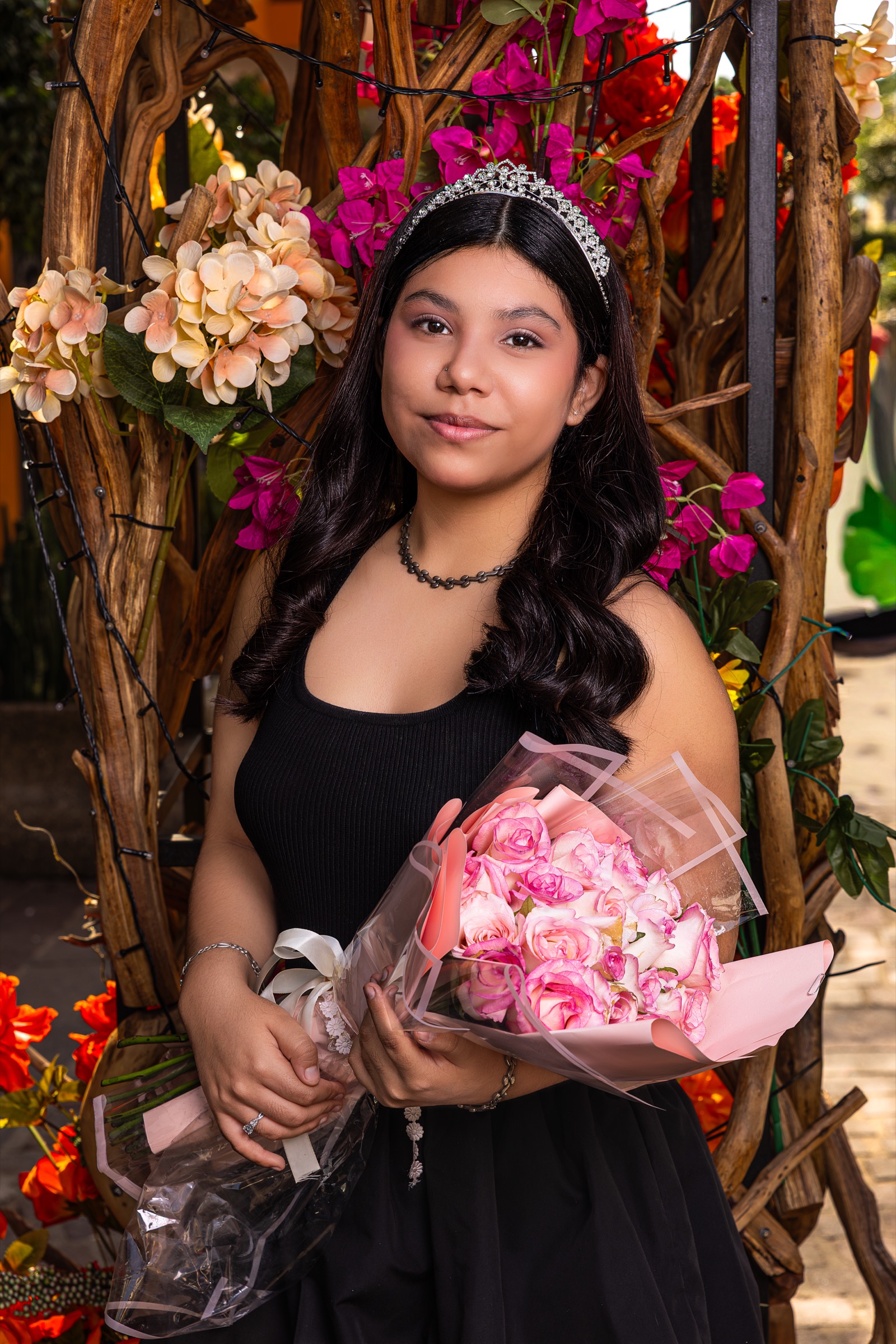 Retrato de celebración entre flores y luz cálida
